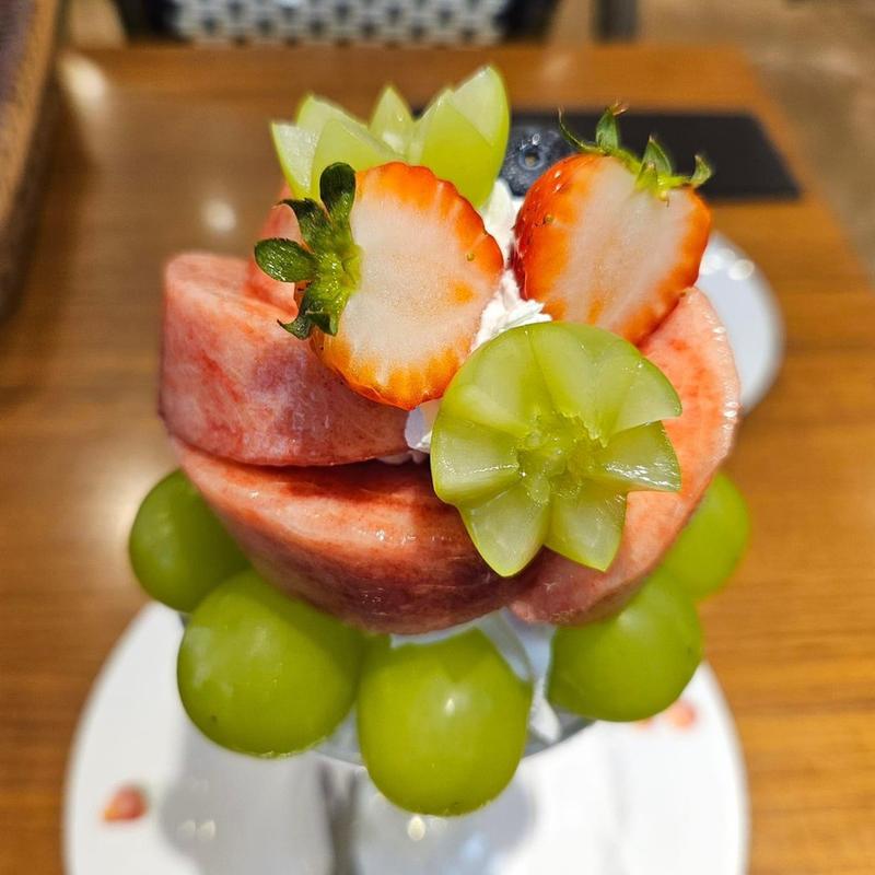 桃とシャインマスカットのパフェ(果実園リーベル 目黒店)