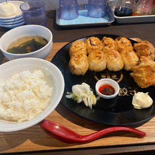 金まる餃子8から定食(ご飯、スープ、餃子8個、唐揚げ2個、食べるラー油、漬物)(金まる餃子)