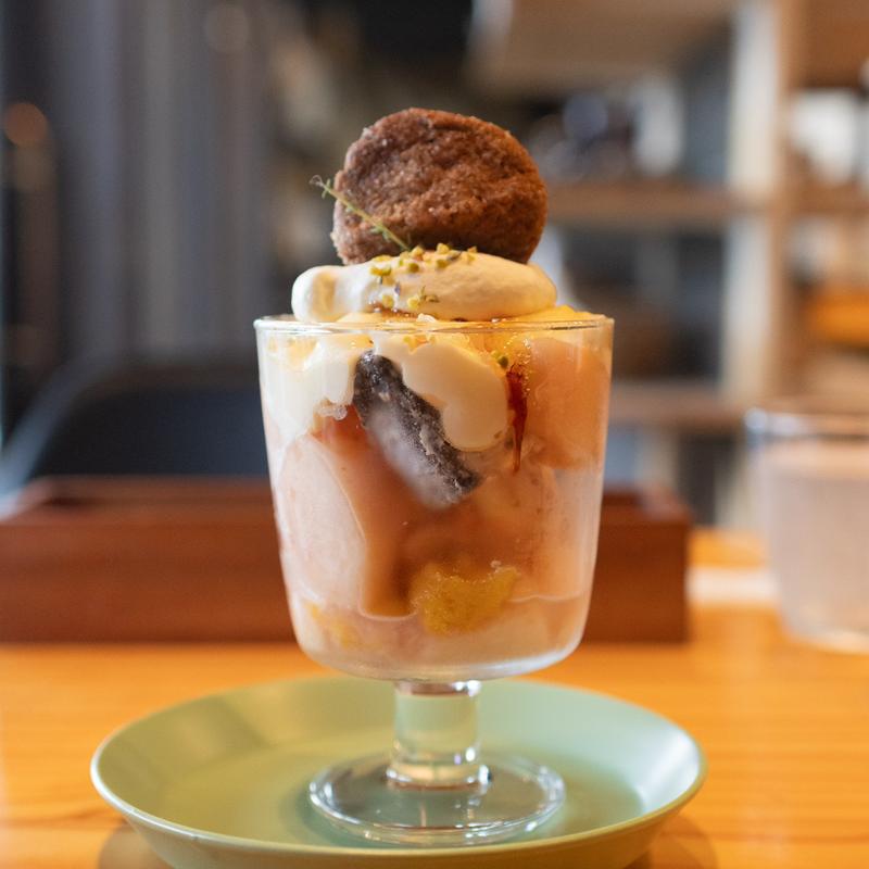 桃とクレームブリュレのパフェ(シェアカフェcobatoto)