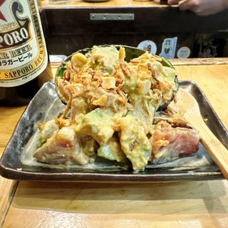 鰹とアボカドスパイシー明太タルタル(大衆酒場 チャン栓チャン)