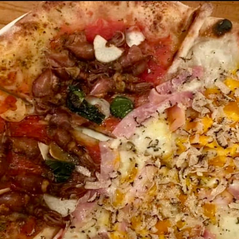 Pizza speciale con  tartufo estivo(トラットリア エ ピッツェリア ラルテ)