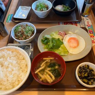 牛小鉢ベーコンエッグ朝食　肉増量　アイスコーヒー(すき家 八潮西袋店)