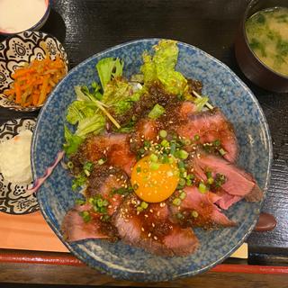 牛タタキ丼定食特製だれ仕立て(居酒屋 仕立屋 多摩センター店)