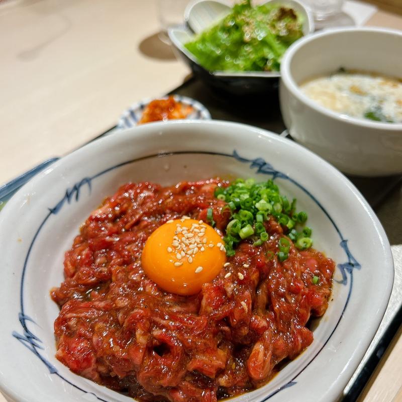 ユッケ丼ランチ( 牛刺しと焼肉 仔虎 クリスロード店)
