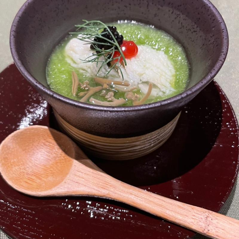 自家農園野菜のグリーンガスパチョ 鱧のポシェとキャビアを浮かべて(ミライエ ダイニング)