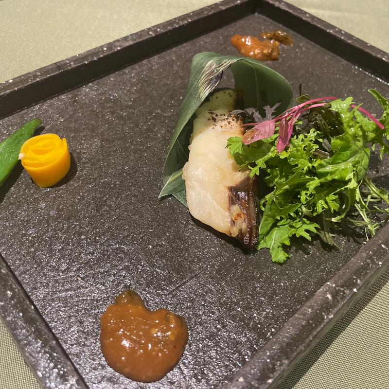 銀ヒラスの塩麹漬け 青唐と焼きネギ味噌で オリーブオイルと笹の香りをのせて(ミライエ ダイニング)