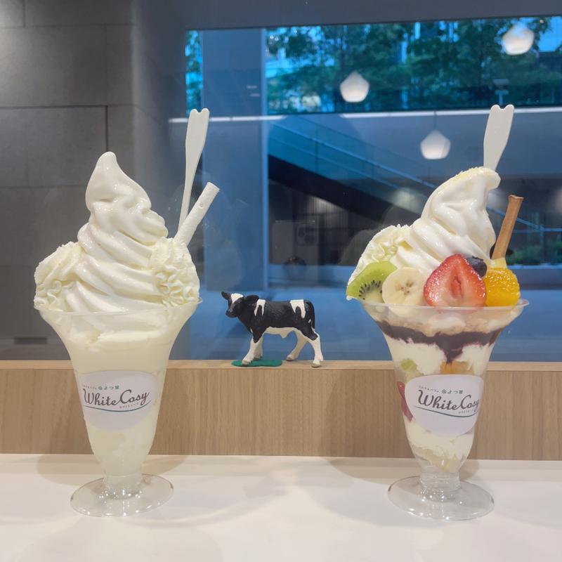 白いパフェ&フルーツパフェ(ミルク&パフェ よつ葉ホワイトコージ)