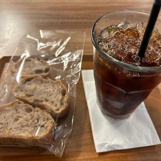 アイスコーヒーとクルミとレーズンのパン(マルセイコーヒー)