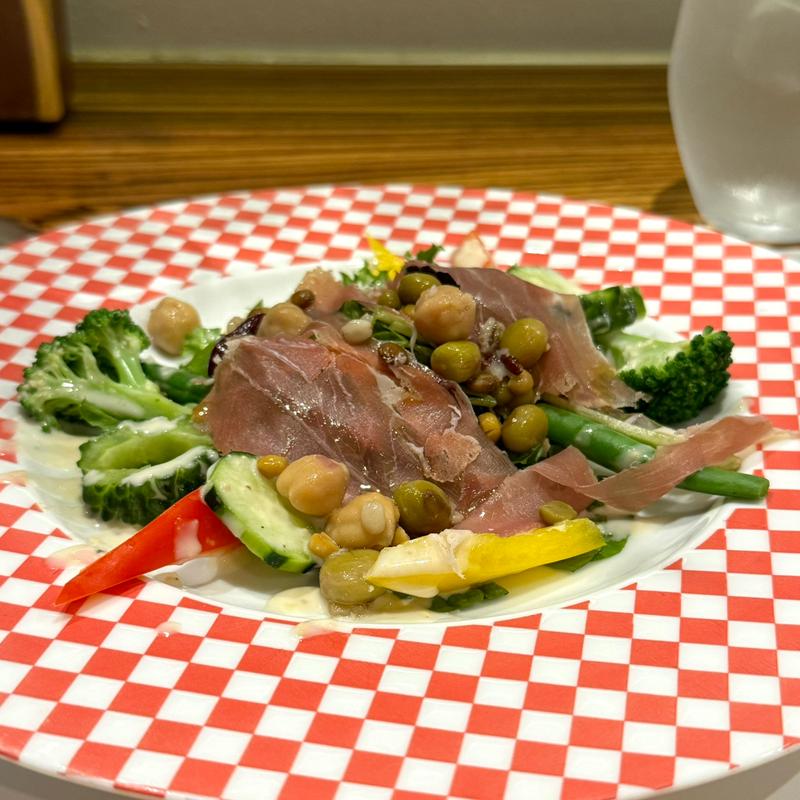 自家スライス生ハムと10種穀物、10種根菜のサラダ(Trattoria Hosokawa)
