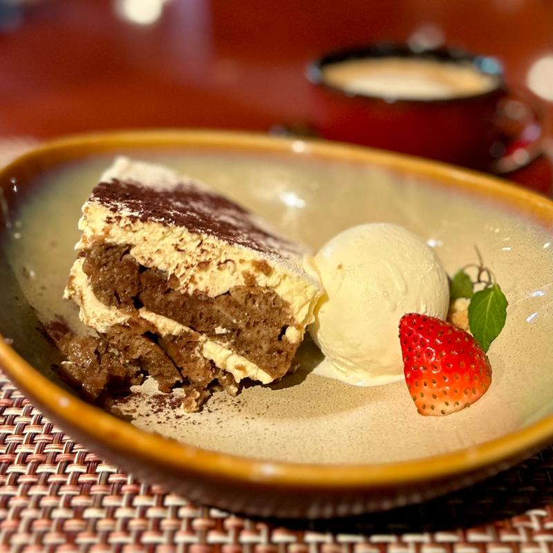 ティラミスとバニラアイスクリーム(アチェンド)