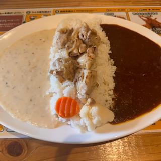 ゴロゴロチキンビーフとシチューのあいがけ(ルーカレーとシチューの店 キイロトシロ)