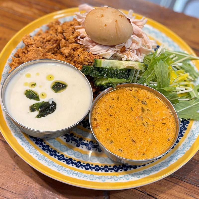 あいがけ（チキンキーマカレー・「冷」カレーリールオイル香るヴィシソワーズ）+トッピング多数(サンラサー)