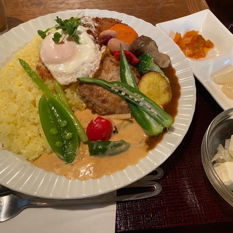 2色カレー（本日のカレーAとシーフードのレッドカレー）に野菜トッピング(ユマ・ミーナ)