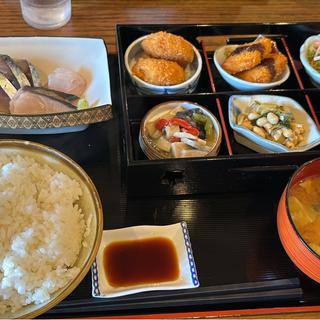 刺身付き日替わり定食(源七 くろとり食堂)