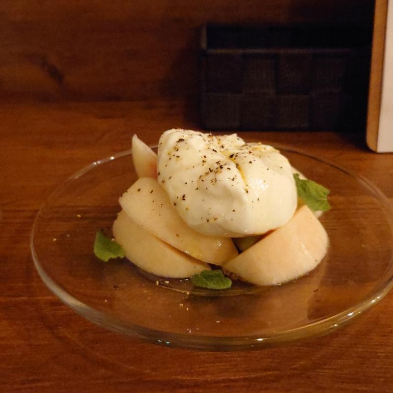 桃のカプレーゼ(Piccolo Bar Tigre （ティグレ）)