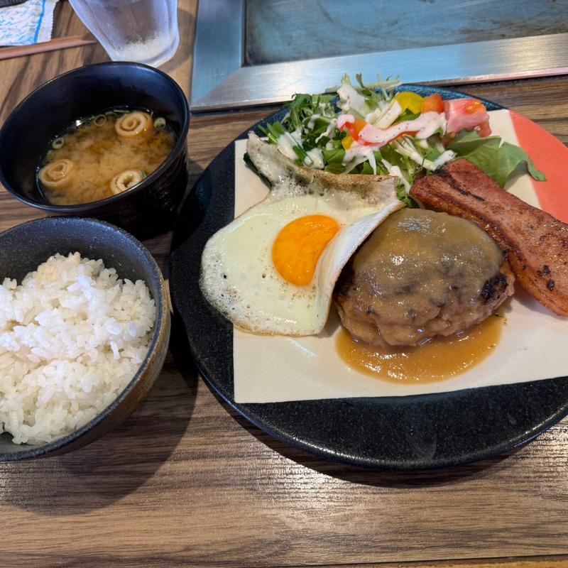 茶美豚のベーコンとハンバーグ 　　ガーリックソース(手作りハンバーグ卵)