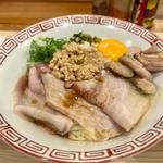 炭火焼き吊るし焼豚と鶏せせりの油そば(鶏谷 （トリタニ）)