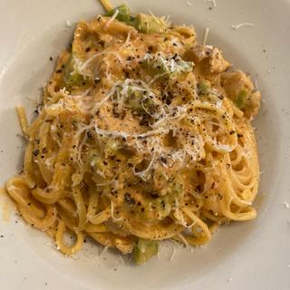 燻製した若鶏とアボカドのトマトカルボナーラ(oliver)