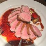 鴨のロースト　ベリーソース(Wine bistro　晴)