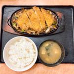 肉ジュジュ焼き定食＋カツ(スタミナカレーの店バーグ 杉田本店)
