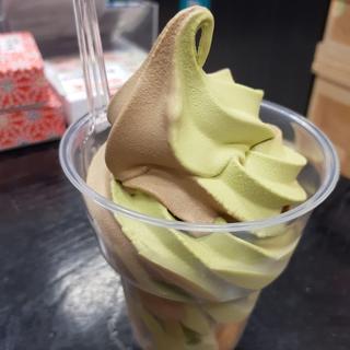 抹茶とほうじ茶のミックスソフトクリーム(お茶の尾川園 )