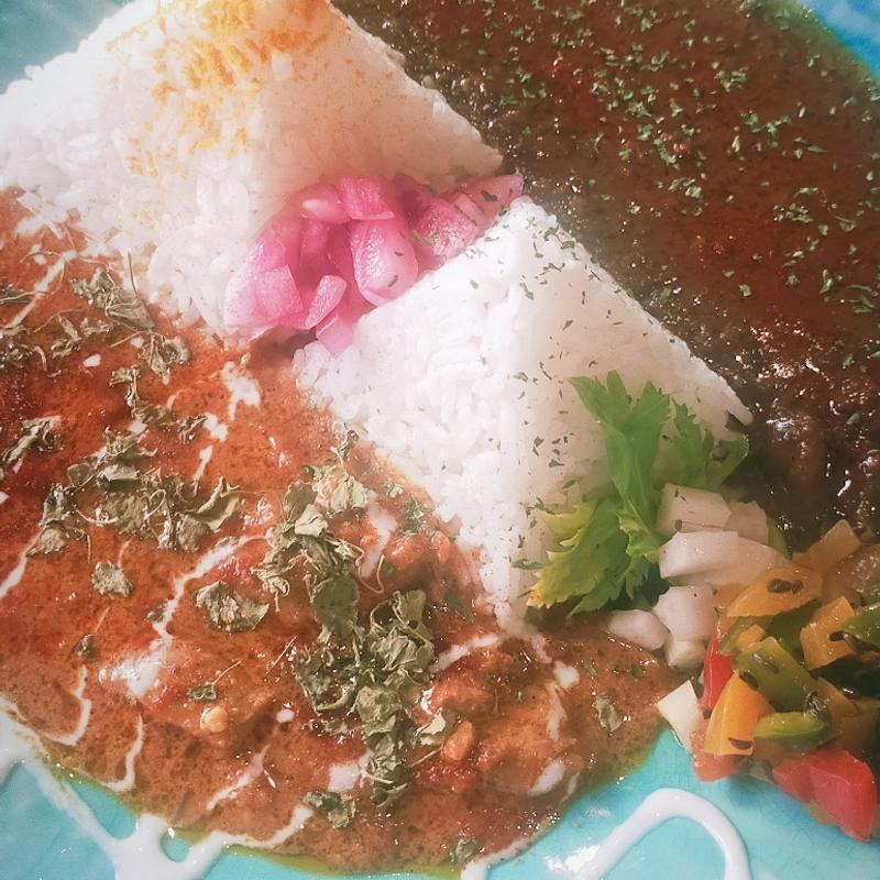 ビーフキーマ＆サワーチキン あいがけ(スパイスカレー TONGARI トンガリカレー 難波店)