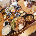 ガツンとニンニク鶏唐揚げ定食
ドリンク付き(本となごみの空間 オクショウ)