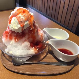 純氷ふわふわかき氷 いちご（いちごシロップ・ミルクシロップ付き）(ココス 足立保木間店)