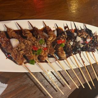 鶏肉の串焼き、羊肉の串焼き(BUMBU Kitchen)