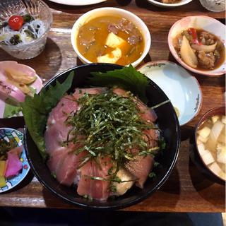 マグロて天然ブリの山かけ丼(えちごやきゅーぴー)