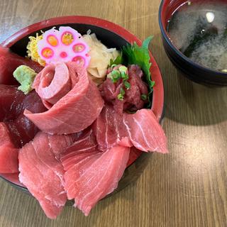 マグロ尽くし丼(丸青食堂 （まるあおしょくどう）)