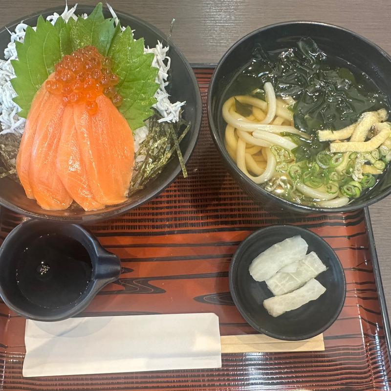 釜揚げしらすサーモン丼(ザ・どん 淡路SA下り店)