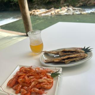 鮎の唐揚げ　川海老の唐揚げ(粕尾川観光やな)