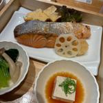 鮭膳(ヒトシナヤ （Hitoshinaya）)