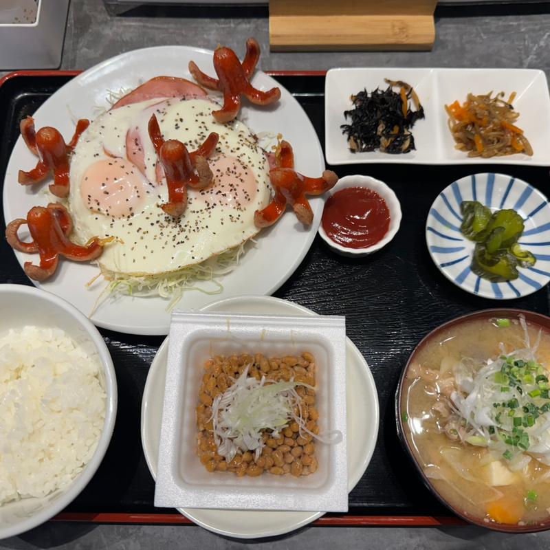ハムエッグ定食：納豆＋タコさん(酒と飯　たまる食堂)
