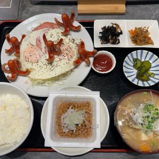 ハムエッグ定食：納豆＋タコさん(酒と飯　たまる食堂)