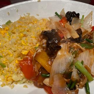 海鮮チャーハン(酒菜 刀削麺 （シュサイ トウショウメン）)