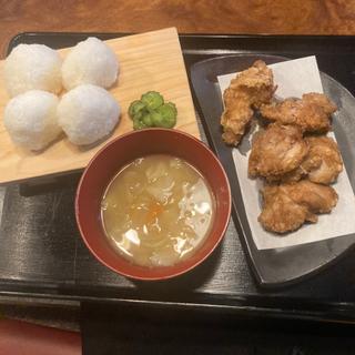 塩むすび、味噌汁、唐揚げ食べ放題(おむすび横丁 大橋店)