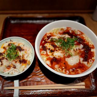 肉雲呑麺雲呑十ヶ(麻辣)¥100+肉雲呑めし¥480(らー麺本間 赤坂)