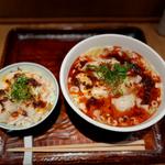 肉雲呑麺雲呑十ヶ(麻辣)¥100+肉雲呑めし¥480