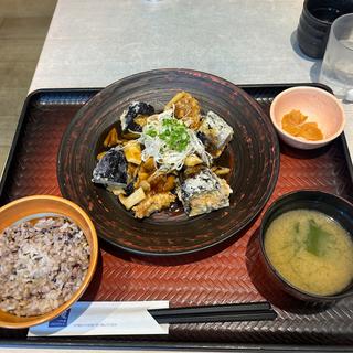 茄子の挟み揚げと鶏唐揚げの蕈あんかけ