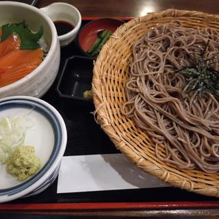 サーモンいくら丼定食