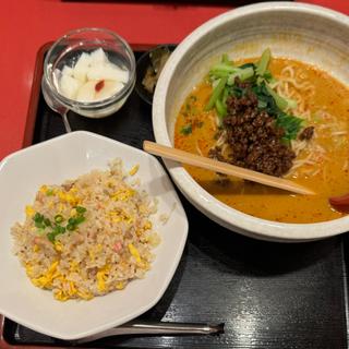 担々麺　ハーフチャーハンセット(新宿 秀山)