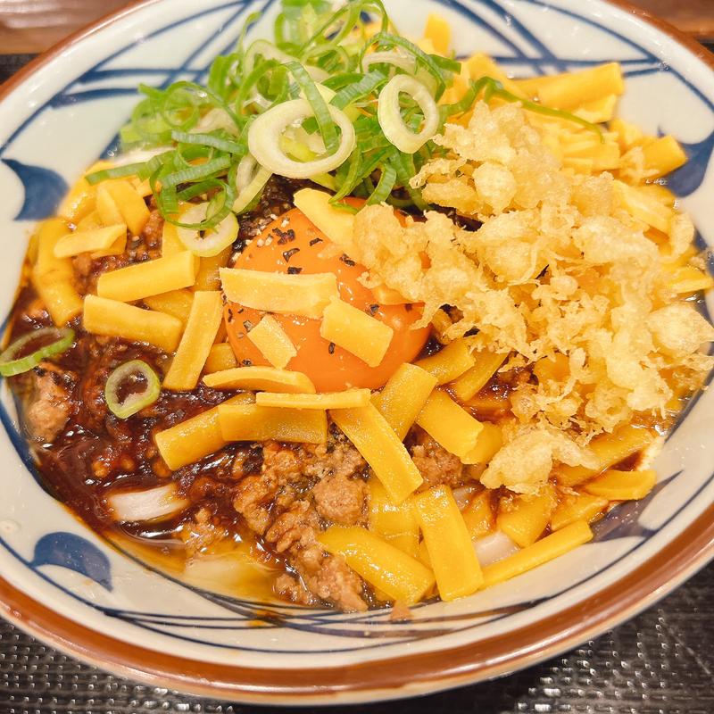 粗挽き肉チーズ釜玉うどん(丸亀製麺梅田)