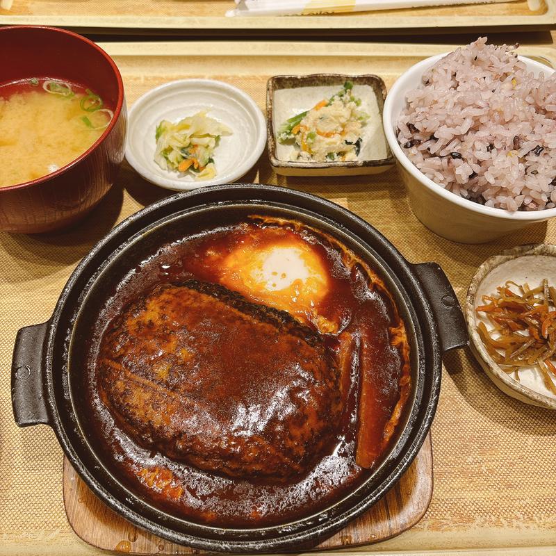 半熟玉子と特製デミソースのハンバーグ定食(さち福や CAFE 川崎アゼリア店)