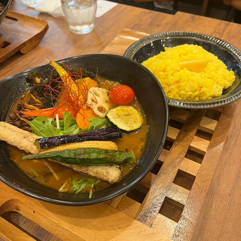 野菜たっぷり15品目の彩り野菜と根菜(札幌スープカレー絲~いと~)