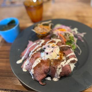 ローストビーフ丼(めがね)