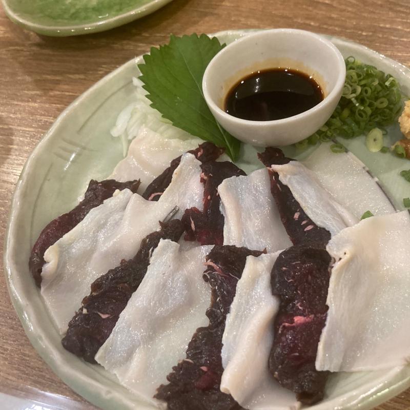 鯨の赤身&白身の刺身(居酒屋 竹乃屋 ソラリアステージ店)