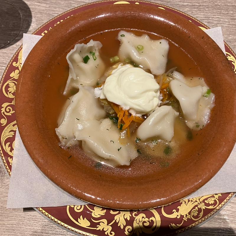 ペリメニ　サワークリームと温製ザワーを添えて(ゴドノフ東京 丸の内店)