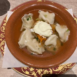 ペリメニ　サワークリームと温製ザワーを添えて(ゴドノフ東京 丸の内店)